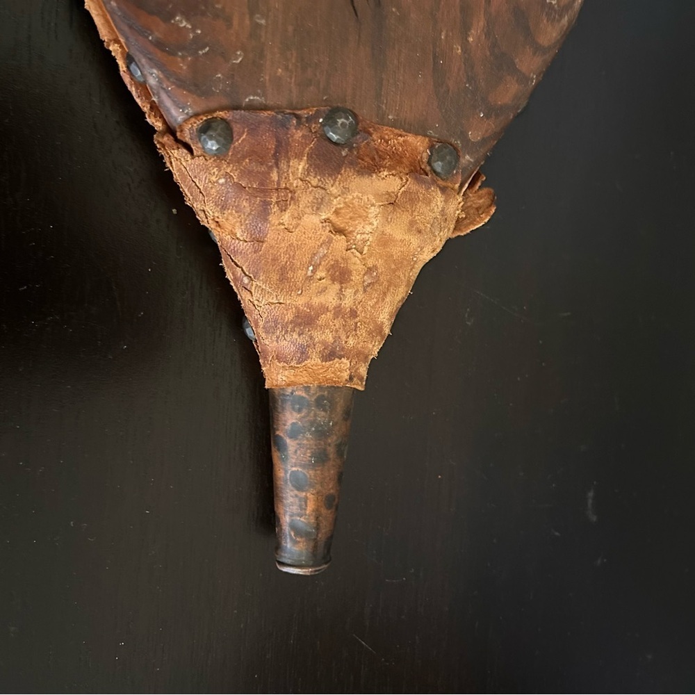 ANTIQUE EARLY 20 c. Hand carved Wood & Leather & Copper  Fireplace Bellows - Picture 6 of 8